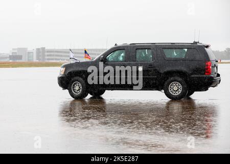 Un SUV, che fa parte del Motorcade del Vice Presidente Kamala Harris, attraversa il tarmac presso la base della Guardia Nazionale di Bradley Air, East Granby, Connecticut, 5 ottobre 2022. Il vice presidente Kamala Harris si è recato nel Connecticut per parlare a un evento tenutosi presso la Central Connecticut state University. (STATI UNITI Foto dell'esercito di Sgt. Matteo Lucibello) Foto Stock