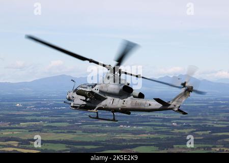 Un corpo marino statunitense AH-1Z Viper con Marine Light Attack Helicopter Squadron 469 partecipa all'addestramento dal vivo durante Resolute Dragon 22 a Yausubetsu manoving Area, Hokkaido, Giappone, 6 ottobre 2022. Resolute Dragon 22 è un esercizio bilaterale annuale progettato per rafforzare le capacità difensive dell'Alleanza USA-Giappone esercitando comandi e controlli integrati, bersagliando, unendo armi e manovrando in più domini. (STATI UNITI Corpo marino foto di CPL. Lorenzo Ducato) Foto Stock