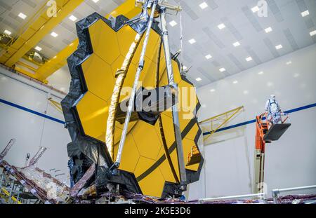 Test di attivazione del retrovisore completo di James Webb Space Telescope (JWST). Webb ha il più grande specchio del suo genere che la NASA abbia mai costruito. Nel marzo 2020, i team di testing hanno implementato il mirror primario 21'4' (6,5m) di Webb nella stessa configurazione che avrà quando sarà nello spazio.come l'arte dell'origami, Webb è un insieme di parti mobili che sono state specificamente progettate per ripiegarsi ad una formazione compatta che è notevolmente più piccola di quando l'osservatorio è completamente dispiegato. Una versione ottimizzata di un'immagine NASA di Chris Gunn, un fotografo esperto. Credito: NASA/Chris Gunn. Solo per uso editoriale Foto Stock