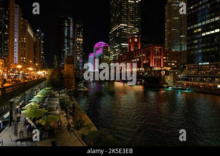 Chicago, USA - 2022 agosto: Il fiume Chicago e il lungofiume illuminati di notte Foto Stock