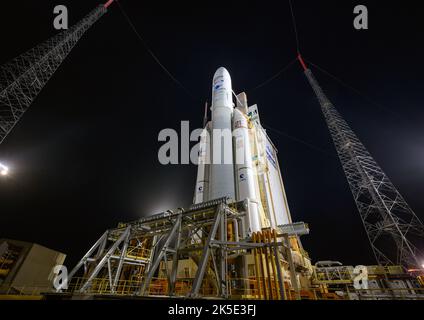 Il razzo Ariane 5 di Arianespace con il James Webb Space Telescope (JWST) della NASA a bordo, è visto al piazzale di lancio, il 23 dicembre 2021, presso lo Spaceport europeo, il Guiana Space Center a Kourou, Guiana francese. Il JWST (a volte chiamato Webb) è un grande telescopio a infrarossi con uno specchio primario di 21,3 piedi (6,5 metri). L'osservatorio studierà ogni fase della historyÑfrom cosmica all'interno del nostro sistema solare fino alle galassie osservabili più lontane del primo universo. Una versione unica, ottimizzata digitalmente di un'immagine NASA da parte del fotografo senior della NASA Bill Ingalls / credito NASA. Foto Stock