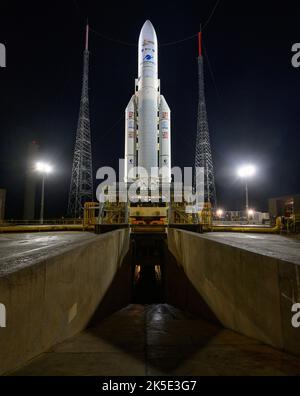 Il razzo Ariane 5 di Arianespace con il James Webb Space Telescope (JWST) della NASA a bordo, è visto al piazzale di lancio, il 23 dicembre 2021, presso lo Spaceport europeo, il Guiana Space Center a Kourou, Guiana francese. Il JWST (a volte chiamato Webb) è un grande telescopio a infrarossi con uno specchio primario di 21,3 piedi (6,5 metri). L'osservatorio studierà ogni fase della historyÑfrom cosmica all'interno del nostro sistema solare fino alle galassie osservabili più lontane del primo universo. Una versione unica, ottimizzata digitalmente di un'immagine NASA da parte del fotografo senior della NASA Bill Ingalls / credito NASA. Foto Stock