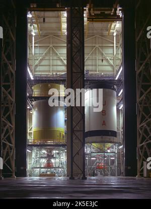 McDonnell Douglas, contraente dell'Apollo S-IVB, ha completato il checkout in fabbrica della fase di volo S-IVB-504 a Huntington Beach, California, il 9 dicembre 1966. Utilizzato sull'Apollo 9, lo stadio S-IVB è stato sviluppato sotto la direzione del Marshall Space Flight Center della NASA ed è stato alimentato da un motore J-2 in grado di produrre 225.000 libbre di spinta. Qui, le S-IVB-505 e S-IVB-211 sono mostrate nella McDonnell Douglas S-IVB Assembly and Checkout Tower. Apollo 8 fu il primo volo con equipaggio del veicolo Saturno V e la prima missione in orbita lunare con equipaggio. Un'immagine NASA ottimizzata: Credit: NASA Foto Stock