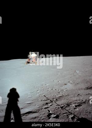Passerella. Modulo lunare presso la base della tranquillità. Fotografia scattata sulla superficie lunare da Neil Armstrong durante la missione Apollo 11, dal bordo di Little West. L'ombra di Armstrong è visibile in primo piano. Le tracce oscurate conducono verso sinistra all'area di implementazione del pacchetto Early Apollo Surface Experiments Package (EASOP) e verso destra alla telecamera. Questa è la distanza più lontana dal modulo lunare percorsa da uno degli astronauti mentre si trova sulla luna. Un'unica immagine NASA ottimizzata (con spazio verticale nero aggiunto sopra l'immagine quadrata originale; rimozione mirino): Credit: NASA Foto Stock