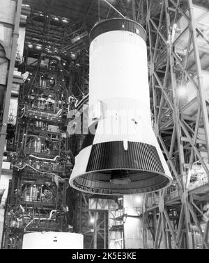 Programma Apollo. Lo stadio Saturn IB S-IVB-209 è stato attivato con successo da elettricità statica per una durata mainstage di 465 secondi nello stand di test Beta i presso lo stabilimento di Sacramento Test Operations di Douglas Aircraft il 20 giugno 1966. La fase S-IVB è stata sviluppata sotto la direzione del Marshall Space Flight Center della NASA ed è stata alimentata da un motore J-2 in grado di produrre 225.000 lb di spinta. Qui, S-IVB-506, usato su Apollo 11, è issato nell'edificio di assemblaggio del veicolo al Kennedy Space Center della NASA per l'accoppiamento con la S-II, o secondo, stadio del razzo Saturn V un'immagine NASA ottimizzata: Credit: NASA Foto Stock