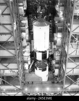 Questa foto mostra che il secondo stadio di Saturno V è stato abbassato in posizione in cima al primo stadio nel Vehicle Assembly Building presso il Kennedy Space Center della NASA, Florida, USA. L’obiettivo primario dell’Apollo 11 era quello di completare un obiettivo nazionale fissato dal presidente John F. Kennedy meno di dieci anni prima: Eseguire un atterraggio lunare con equipaggio e tornare sulla Terra. Immagine della NASA / credito: NASA Foto Stock