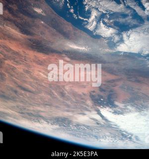 Vista della California meridionale presa da Apollo 7 sulla loro rivoluzione della Terra del 18th, 12 ottobre 1968. Da un'altitudine di 124 miglia nautiche, la costa della California può essere vista da Point Mugu verso sud fino a Oceanside. Santa Catalina può essere visto sotto le nuvole off shore. I dettagli dell'area di Los Angeles sono oscurati dall'inquinamento che si estende da Banning verso ovest per 100 miglia fino al di là di Malibu. Nella parte superiore della foto San Joaquin Valley, i monti Techachapi, Sierra Nevada, Owens Valley, Death Valley e il deserto del Mojave sono visibili un'immagine ottimizzata della NASA: Credit: NASA Foto Stock