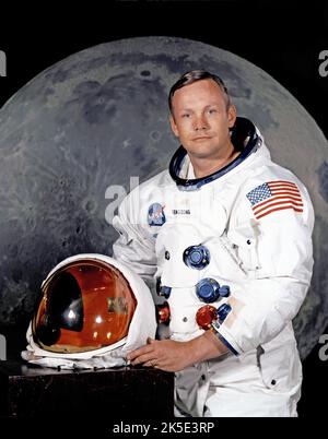 Astronauta Neil A. Armstrong (1930-2012). Armstrong fu il comandante della missione Apollo 11 che il 20 luglio 1969 divenne il primo uomo a salire a piedi sulla superficie lunare. Passò via il 25 agosto 2012. Un'immagine NASA ottimizzata: Credit: NASA Foto Stock