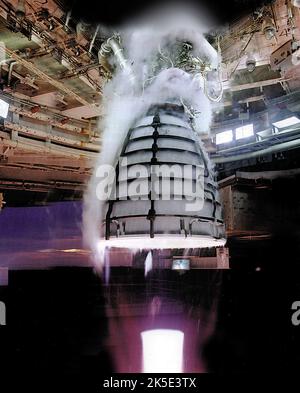 Test del motore RS-25 per il motore fase principale del sistema Space Launch (SLS). Il motore RS-25, che ha alimentato con successo lo Space Shuttle, è stato modificato per il prossimo grande razzo americano, lo Space Launch System (SLS). I test di accensione a caldo per il motore sono iniziati all'inizio del 2015. Versione ottimizzata di un'immagine NASA originale. Credito: NASA/Stennis Foto Stock