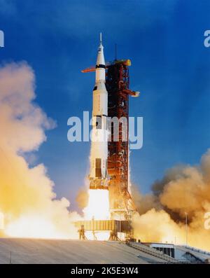 Lancio dell'Apollo 11. Luglio 16 1969. Il volo spaziale americano che per la prima volta sbarcò gli umani sulla Luna. Il comandante Neil Armstrong e il pilota del modulo lunare Buzz Aldrin sbarcarono l'Apollo Lunar Module Eagle il 20 luglio 1969 alle 20:17:00 UTC un'immagine ottimizzata della NASA: Credit: NASA Foto Stock
