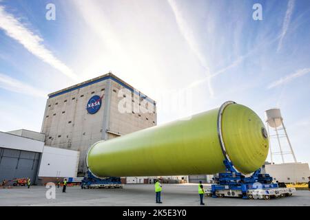 Serbatoio di idrogeno liquido con primer per protezione termica presso Michoud. Il primer per sistemi di protezione termica è stato recentemente applicato al serbatoio di volo a idrogeno liquido per il razzo Space Launch System della NASA presso la sede di assemblaggio Michoud della NASA a New Orleans. Il serbatoio di idrogeno liquido misura più di 130 piedi di altezza, comprende quasi due terzi della fase centrale e contiene 537.000 galloni di idrogeno liquido. Credito: NASA/JGuidry Foto Stock