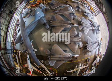 Prospettiva fish-eye di velivolo al riparo da una miniera di tempesta tropicale, 2 settembre 2016. Langley Air Force base ha raggiunto la direzione servizi di ricerca e la NASA Langley Research Center hangar manager per vedere se la NASA Langley potrebbe memorizzare alcuni F-22 Raptors. Anche se l'hangar di Hampton, in Virginia, aveva già un grande visitatore, un C-130, l'hangar era in grado di schiacciare più di una dozzina di combattenti dell'aeronautica e di offrire loro protezione dalla tempesta. Credito: NASA/DCBowman Foto Stock