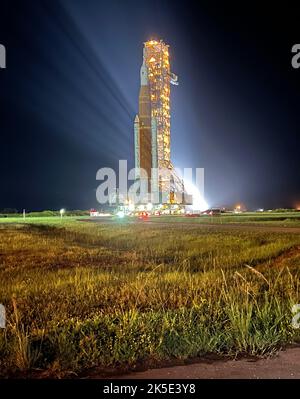 SLS in cima a Mobile Launcher. Il razzo Space Launch System (SLS) della NASA con la navicella spaziale Orion viene visto in cima a un lanciatore mobile il 6 giugno 6 2022, al Kennedy Space Center della NASA in Florida, USA. Image Credit: NASA Foto Stock