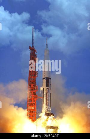 Saturn IB AS-202 si alza dal launchpad 34 al Kennedy Space Center della NASA. Gli obiettivi principali della missione di Saturn IB comprendevano la conferma dei carichi di lancio previsti, la dimostrazione della separazione dei componenti delle navicelle spaziali e la verifica dell'adeguatezza dello scudo termico a tassi di reingresso elevati. 25 agosto 25 1966 versione ottimizzata di un'immagine originale della NASA. Credito: NASA Foto Stock