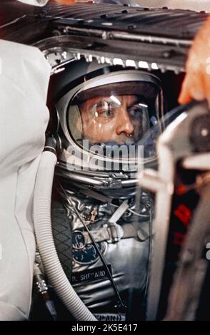 Shepard Jr diventa il primo americano nello spazio. Il 5 maggio 1961, Alan B. Shepard Jr. Ha lanciato in cima al razzo Mercury Redstone 3, diventando il primo americano nello spazio. Il Mercury Redstone è stato sviluppato, costruito e testato presso il Marshall Space Flight Center della NASA. Stati Uniti d'America. Una versione ottimizzata di un'immagine NASA. Credito: NASA. Solo per uso editoriale. Foto Stock