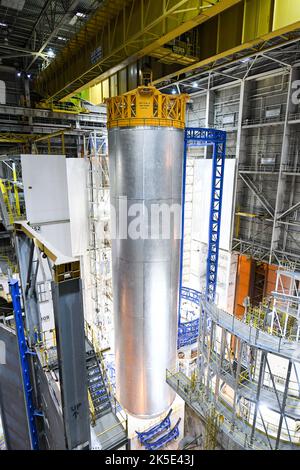La NASA ha completato importanti operazioni di saldatura per il serbatoio di idrogeno liquido per la prima missione Space Launch System (SLS) presso lo stabilimento di assemblaggio dell'agenzia di Michoud a New Orleans. Il carro armato era l'ultimo pezzo di attrezzatura di volo completato per la prima missione del razzo. Tutte e cinque le strutture che saranno unite per formare il palcoscenico di nucleo alto 212 piedi, la spina dorsale del razzo SLS, sono costruite. Il serbatoio di idrogeno liquido misura più di 130 piedi di altezza, comprende quasi due terzi della fase centrale e contiene 537.000 galloni di idrogeno liquido.versione ottimizzata di un'immagine originale NASA. Credito: NASA/JGuidry Foto Stock