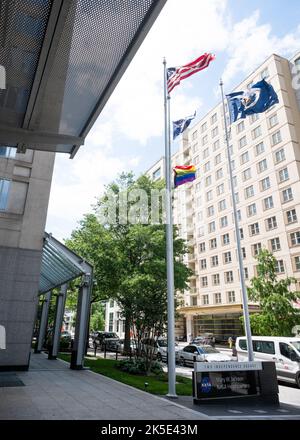 La bandiera PROGRESS Pride è vista volare al Mary W. Jackson sede della NASA, giovedì 9 giugno 2022, a Washington, CC. In riconoscimento del mese di Pride di LGBTQ+, la bandiera PROGRESS Pride verrà fatta volare fuori dalla sede dell’agenzia per il mese di giugno. Foto Stock