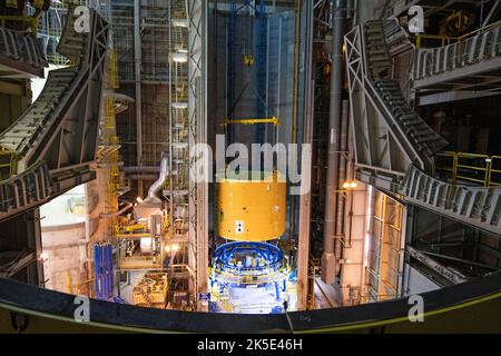 I tecnici hanno sollevato l'interserbatoio per il razzo spaziale profondo della NASA, lo Space Launch System (SLS), in un'area di impilamento verticale presso lo stabilimento di assemblaggio Michoud della NASA a New Orleans. Qui, gli ingegneri si uniranno ad altre due grandi strutture per formare la metà superiore del palcoscenico centrale alto 212 metri che sarà volato su Exploration Mission-1, il primo volo di SLS e la navicella spaziale Orion. L'interserbatoio, che contiene alcuni dei prodotti avionici che aiutano a controllare il razzo, sarà imbullonato al serbatoio propellente. Versione ottimizzata di un'immagine NASA originale. Credito: NASA/JGuidry Foto Stock