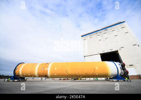 I team dello stabilimento di assemblaggio Michoud della NASA a New Orleans hanno spostato la fase principale, completa di tutti e quattro i motori RS-25, per il razzo Space Launch System (SLS) della NASA all'edificio 110 per i preparativi finali per la spedizione il 1 gennaio 2020. Lo stadio di base SLS include un'elettronica aeronautica all'avanguardia, sistemi di propulsione e due colossali serbatoi di propellente che contengono complessivamente 733.000 galloni di ossigeno liquido e idrogeno liquido per alimentare i suoi quattro motori RS-25. La fase completata aiutare alimentare la prima missione Artemis alla Luna una versione ottimizzata di un originale NASA immagine. Credito: NASA/JGuidry Foto Stock