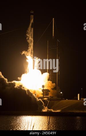 Un razzo SpaceX Falcon 9 che trasporta la navicella spaziale Crew Dragon della società viene lanciato nella missione SpaceX Crew-4 della NASA verso la Stazione spaziale Internazionale con gli astronauti della NASA Kjell Lindgren, Robert Hines, Jessica Watkins, E l’astronauta dell’ESA Samantha Cristoforetti a bordo, mercoledì 27 aprile 2022, al Kennedy Space Center della NASA in Florida. La missione SpaceX Crew-4 della NASA è la quarta missione di rotazione dell'equipaggio della navicella spaziale SpaceX Crew Dragon e del razzo Falcon 9 verso la Stazione spaziale Internazionale come parte del Commercial Crew Program dell'agenzia. Lindgren, Hines, Watkins e Cr Foto Stock