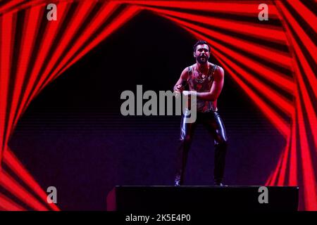 Assago, Italia. 07th Ott 2022. Marco Mengoni suona dal vivo sul palco al Mediolanum Forum di Assago. Credit: SOPA Images Limited/Alamy Live News Foto Stock