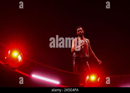 Assago, Italia. 07th Ott 2022. Marco Mengoni suona dal vivo sul palco al Mediolanum Forum di Assago. Credit: SOPA Images Limited/Alamy Live News Foto Stock