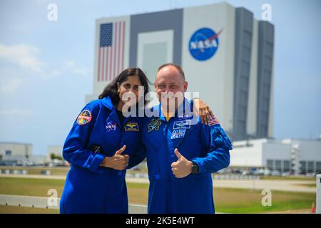 Gli astronauti della NASA Suni Williams, a sinistra, e Mike Fincke, a destra, posano per scattare fotografie mentre visitano il Kennedy Space Center della NASA in Florida, il 18 maggio 2022, prima del Boeing Orbital Flight Test-2 (OFT-2) dell’agenzia per il Commercial Crew Program della NASA. La navicella spaziale Starliner CST-100 di Boeing lancerà in cima a un razzo Atlas V della United Launch Alliance dallo Space Launch Complex-41 presso Cape Canaveral Space Force Station il 19 maggio 2022. Foto Stock