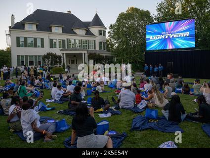 Il Vice Presidente Kamala Harris fa le sue osservazioni prima della proiezione del film Lightyear sulla base della residenza del Vice Presidente presso l'Osservatorio Navale, venerdì 17 giugno 2022, a Washington. Il Vice Presidente e secondo Gentleman ha ospitato una serata di attività STEM della NASA presso l'Osservatorio Navale per le famiglie militari e gli studenti STEM locali e le loro famiglie, tra cui una proiezione speciale del Lightyear di Disney Pixar. Foto Stock