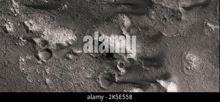 Paesaggio marziano. Questa immagine HiRISE mostra le forme anatomiche sulla superficie di Marte. Esposizioni su un cratere nel nord-ovest di Terra Cimmeria. Immagine scattata a 264 km sopra la superficie; terreno qui rappresentato a meno di 5km dall'alto verso il basso; nord a destra. Una versione ottimizzata e unica delle immagini NASA. Credit: ASA/JPL/UArizona Foto Stock