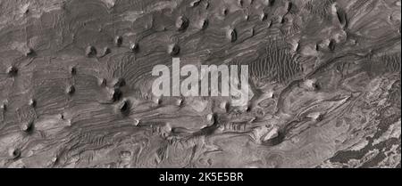Paesaggio marziano. Questa immagine HiRISE mostra le forme anatomiche sulla superficie di Marte. Manopole in West Candor Chasma. Sono questi tumuli di primavera o strutture di liquefazione (che significano che resistono all'erosione in un ambiente bagnato)? Immagine scattata a 264 km sopra la superficie; terreno mostrato a meno di 5 km) Una versione ottimizzata e unica delle immagini della NASA. Credit: ASA/JPL/UArizona Foto Stock