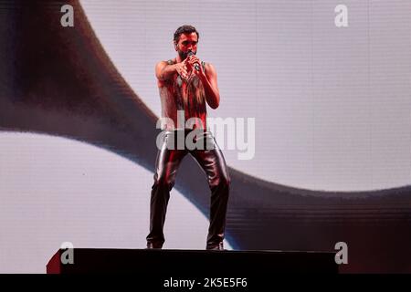 Assago, Italia. 07th Ott 2022. Marco Mengoni suona dal vivo sul palco al Mediolanum Forum di Assago. (Foto di Fabrizio Carabelli/SOPA Images/Sipa USA) Credit: Sipa USA/Alamy Live News Foto Stock