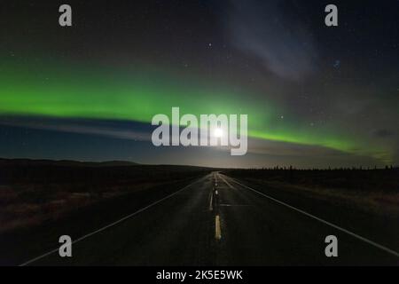 Aurora Borealis e luna su Eureka nell'Alaska centro-meridionale. Foto Stock
