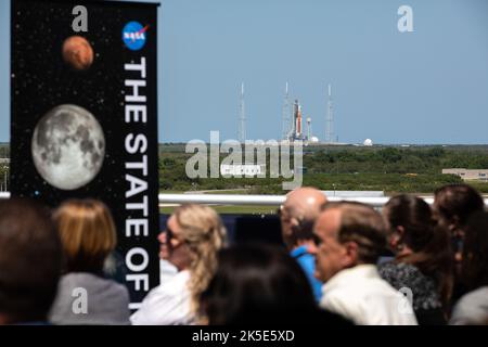 I partecipanti ascoltano l'amministratore della NASA Bill Nelson che il 28 marzo 2022 terrà l'intervento sullo stato della NASA del 2022, mettendo in evidenza l'esplorazione della Luna e di Marte, le azioni climatiche e l'innovazione aerospaziale. Foto Stock