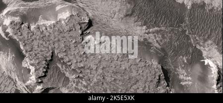 Paesaggio marziano. Questa immagine HiRISE mostra la stratificazione in Arabia Terra, Marte. Con l'uso di coppie stereo, è possibile determinare lo spessore dei depositi da questa immagine e dalla sua controparte. Una versione ottimizzata e unica delle immagini NASA. Credit: ASA/JPL/UArizona Foto Stock