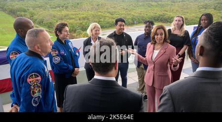 Il Vice Presidente Kamala Harris e il secondo Gentleman Doug Emhoff incontrano l'astronauta della NASA Randy Bresnik, il candidato dell'astronauta della NASA Andre Douglas, l'astronauta della NASA Jessica Meir, il Vice Amministratore della NASA Pam Melroy, E gli stagisti della NASA STEM, lunedì 29 agosto 2022, presso il Operations and Support Building II del Kennedy Space Center della NASA in Florida. Il Vice Presidente doveva assistere al lancio del razzo Space Launch System della NASA che trasportava la navicella spaziale Orion sul test di volo Artemis i, tuttavia il tentativo di lancio è stato interrotto verso le 8:30 del mattino ET. Foto Stock