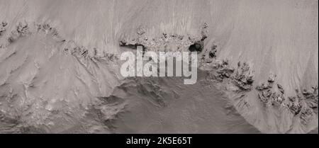 Paesaggio marziano. Questa immagine di HiRISE mostra le forme del landform che presentano le argille possibili sul bordo sud-ovest del cratere di Hale, Marte. Il cratere di Hale, di circa 150 km di diametro, è un esempio di cratere ad impatto obliquo, ed è situato vicino alla parte settentrionale di Argye Plainitia. (Il nord è sulla destra). Una versione ottimizzata e unica delle immagini NASA. Credit: ASA/JPL/UArizona Foto Stock