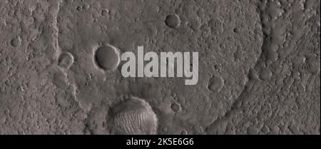 Paesaggio marziano. Questa immagine HiRISE mostra le forme anatomiche sulla superficie di Marte. Il pavimento del cratere di Flaugergues il terreno roccioso qui presenta anche alcuni materiali invertiti. Ciò indica spesso che il materiale è più resistente all'erosione rispetto al terreno circostante. La domanda è: Come è stato depositato qui? Flaugergues ha un diametro di circa 245 chilometri e prende il nome da Honore Flaugergues, un astronomo francese (1755-1835). Una versione ottimizzata e unica delle immagini NASA. Credit: ASA/JPL/UArizona Foto Stock