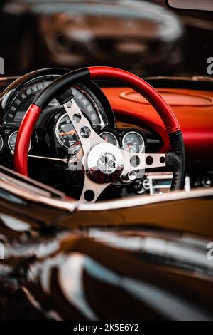 Uno scatto verticale del volante e degli interni di una classica Chevrolet Corvette Foto Stock