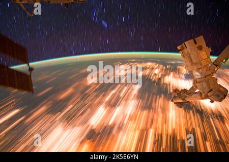 Gli astronauti sulla Stazione spaziale Internazionale hanno catturato una serie di incredibili immagini delle tracce stellari il 3 ottobre 2016, mentre orbitavano a 17.500 miglia all'ora. La stazione orbita intorno alla Terra ogni 90 minuti, e gli astronauti a bordo vedono una media di 16 albe e tramonti ogni 24 ore. Una versione unica di un'immagine originale della NASA. Credito: NASA? Foto Stock