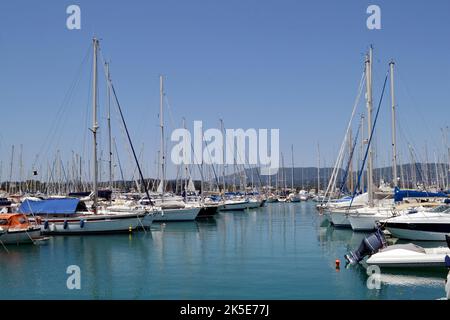 Barche a vela all'interno del mare Gouvia nell'isola di Corfù. Foto Stock