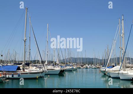 Barche a vela all'interno del mare Gouvia nell'isola di Corfù. Foto Stock