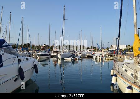 Barche a vela all'interno del mare Gouvia nell'isola di Corfù. Foto Stock