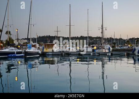 Barche a vela all'interno del mare Gouvia nell'isola di Corfù. Foto Stock