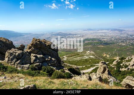 Vista dalla cima della montagna di Penteli con una splendida vista della città di Atene, Attica, Grecia. Foto Stock