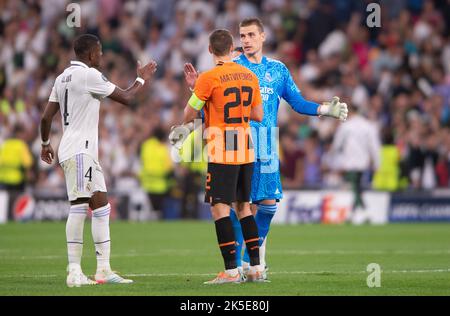 5th ottobre 2022; Stadio Santiago Bernabeu, Madrid, Champions League, Real Madrid CF contro Shakhtar Donetsk: Lunin e Matviyenko Foto Stock