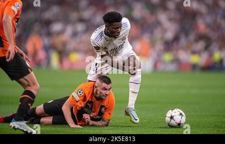 5th ottobre 2022; Stadio Santiago Bernabeu, Madrid, Champions League, Real Madrid CF contro Shakhtar Donetsk: Tchouameni e Zubkov Foto Stock