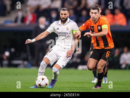 5th ottobre 2022; Stadio Santiago Bernabeu, Madrid, Champions League, Real Madrid CF contro Shakhtar Donetsk: Benzema e Stepanenko Foto Stock