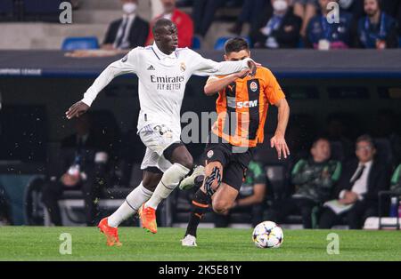 5th ottobre 2022; stadio Santiago Bernabeu, Madrid, Champions League, Real Madrid CF contro Shakhtar Donetsk: Mendy e Shved Foto Stock