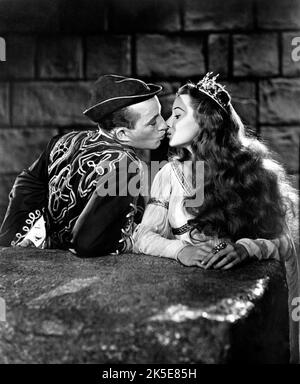 Bing Crosby, Rhonda Fleming, on-set of the Film, 'A Connecticut Yankee in King Arthur's Court', Paramount Pictures, 1949 Foto Stock