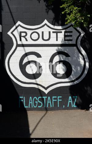 Cartello della Route 66 in bianco e nero a Flagstaff, Arizona Foto Stock
